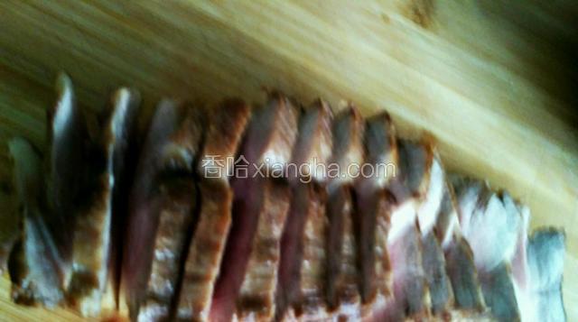 把肉切成半公分厚的片。