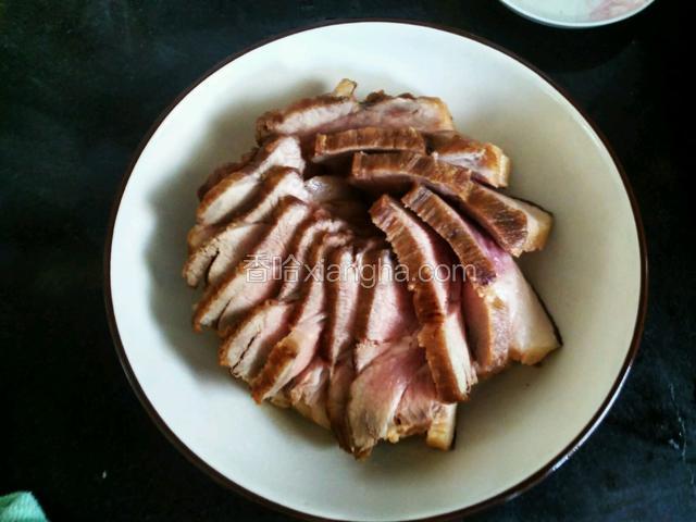 肉皮朝下码进碗中，