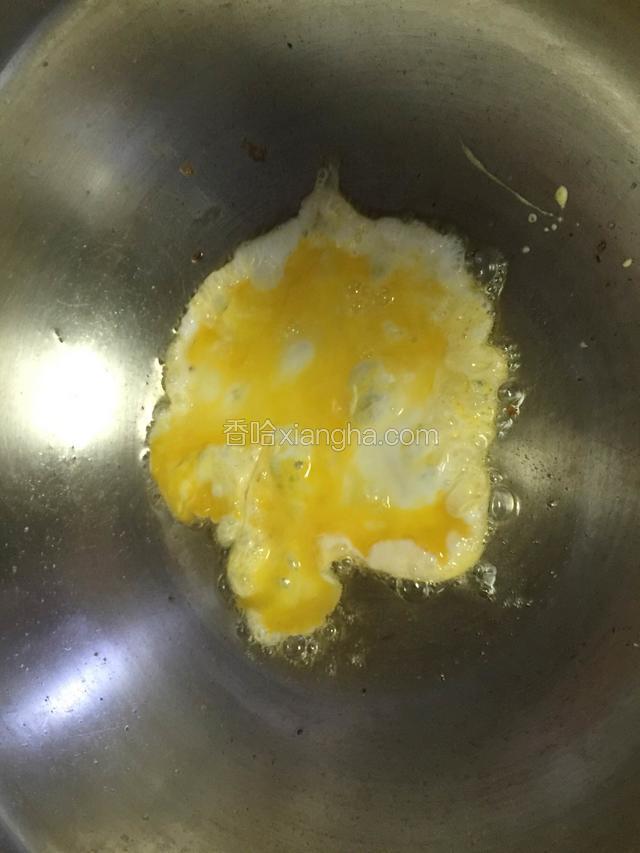 锅内放油烧热，倒入打散的鸡蛋液焯熟盛出。