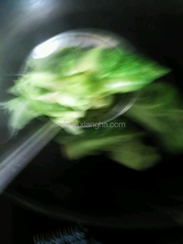 甘蓝变翠绿色断生捞出浸冷水，凉了捞出沥水。