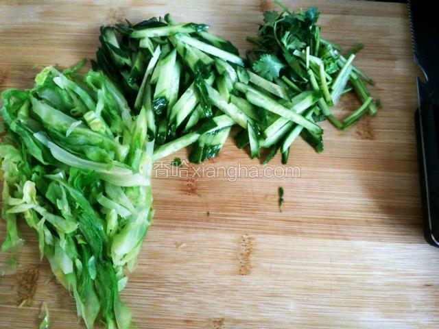 甘蓝，黄瓜，香菜切丝，切段。