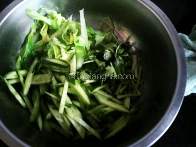 各种菜放一容器中