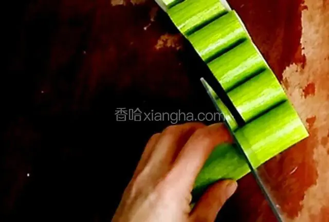 洗干净切拇指长的段