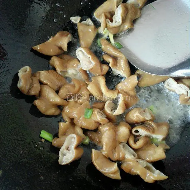 放入肥肠翻炒两分钟