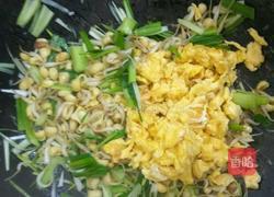 豆芽蒜苗炒鸡蛋的做法图解6