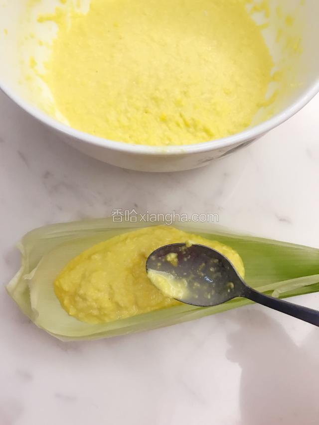 取两片玉米皮重叠，然后用小勺把玉米糊舀入
