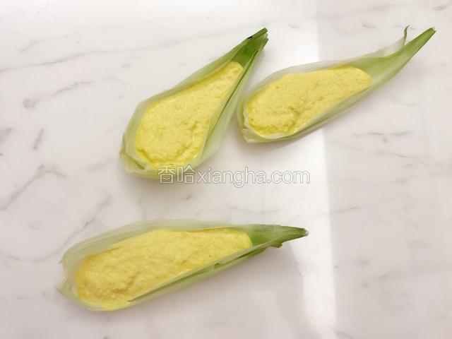 两个玉米大概可以做三个小船，其实我做了四个，因为玉米皮留用的太小，太满，建议大家用大的叶子装会比较好。