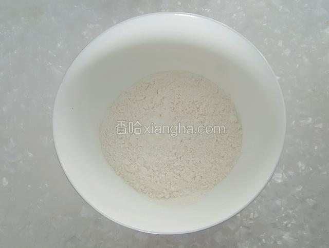准备一碗半的面粉。