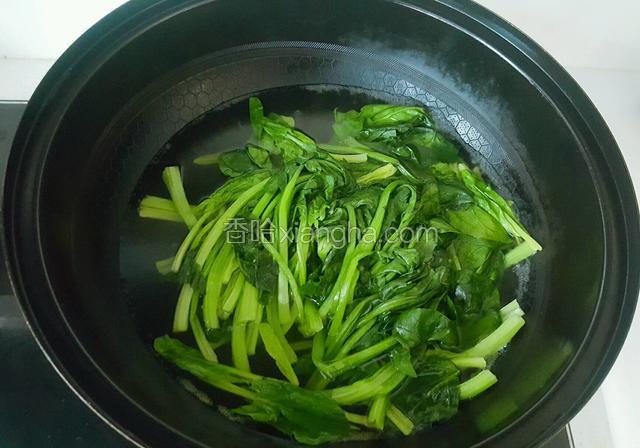 开水淖半分钟捞出，清水过凉，攥干水份。