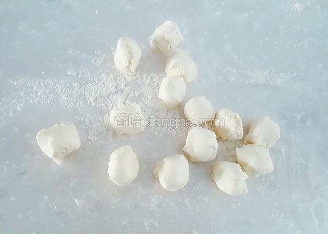 揪成大小均匀的剂子。