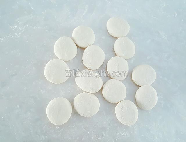 沾上干面后用手压扁。