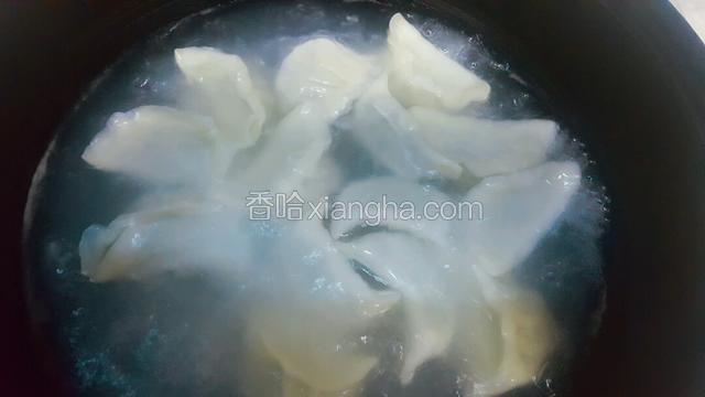 锅中放适量的水，水开后倒入饺子，煮开三次后，用手按饺子，感觉饺子皮和馅分离后饺子就煮好了。