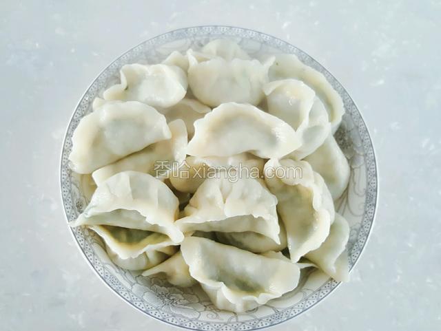 捞出饺子盛入盘中。