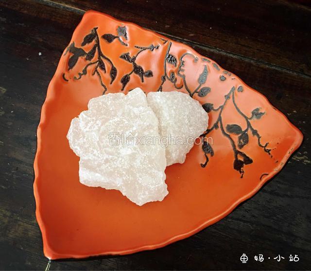 准备好适量的土冰糖。