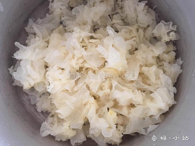 把泡好的银耳去掉蒂，用手掰成小块。