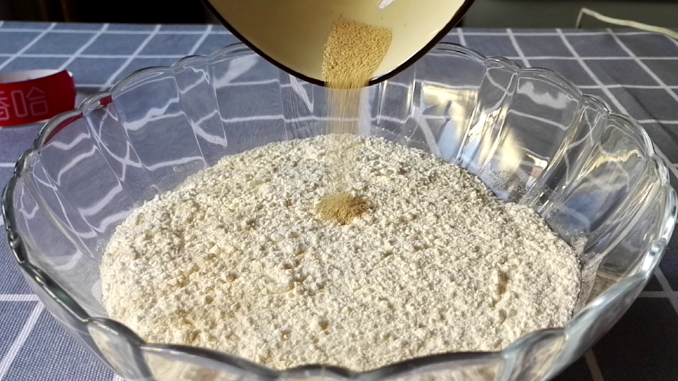 面粉里加入酵母