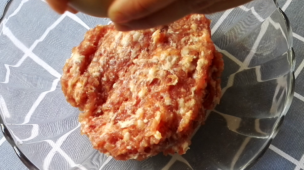 肉馅里加入一个鸡蛋