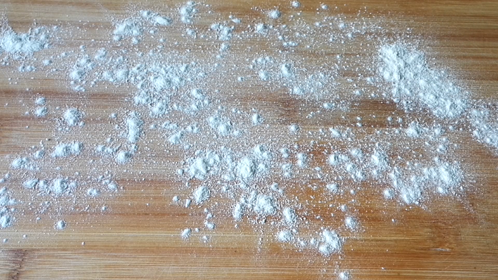 案板上，撒少许面粉