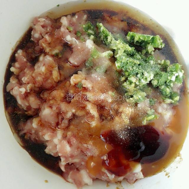 肉馅里加入适量油，盐，生抽，蚝油，香油，十三香和少许白胡椒粉，顺着一个方向搅拌