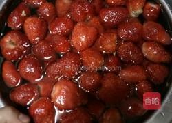 蜂蜜草莓罐头的做法图解2
