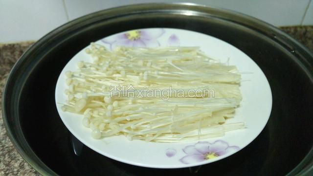 金针菇去根洗净，上锅大火蒸5分钟。