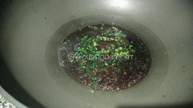 倒入酱油和蒸金针菇的汤汁煮开。