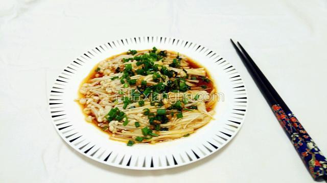 酱汁淋入金针菇上即可。