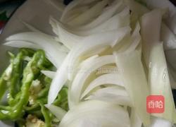 洋葱炒香菇的做法图解2