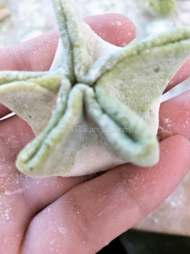捏成五角星。