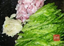 海鱼焖苦瓜的做法图解1