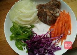 腊肠炒面的做法图解1