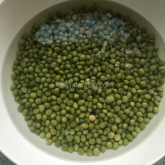 清洗两遍之后，用热水浸泡30-60分钟