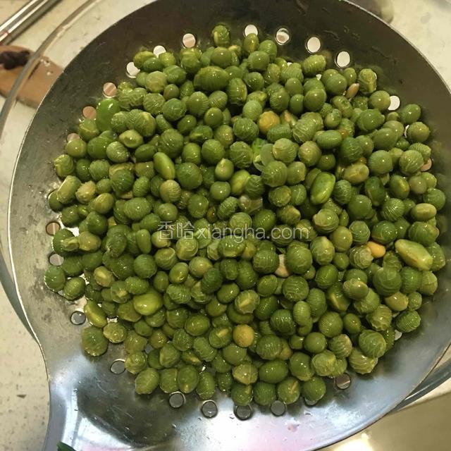 浸泡好，捞出沥干（一定沥干水分，可以用干净布包裹沾干）
