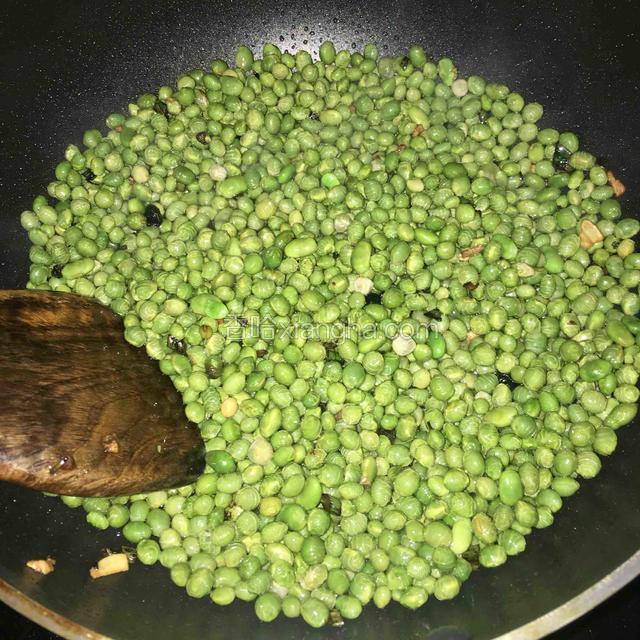 至葱花成黄色放入青豆翻炒不停地翻炒至青豆微微变黄（注意不要被油溅到）
