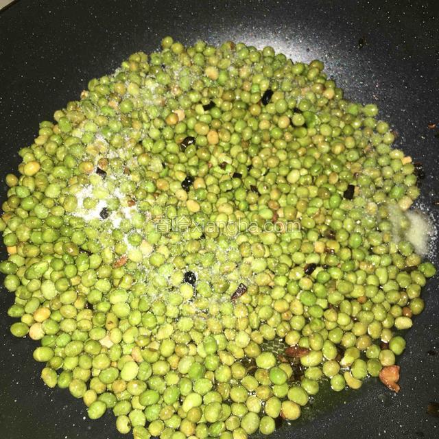 有皮脱落，关火后放入适量盐，五香粉（可不放）翻炒均匀（如果不确定熟没熟，可以尝尝）