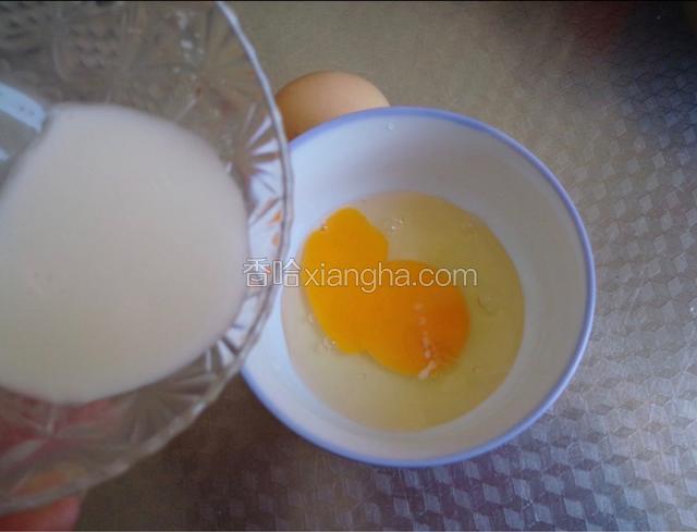 鸡蛋充分搅拌均匀 加入后一点的淀粉水。