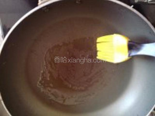 热锅 涂油。油不用太多，能均匀涂满锅底就行。做蛋皮还是要用平底锅方便