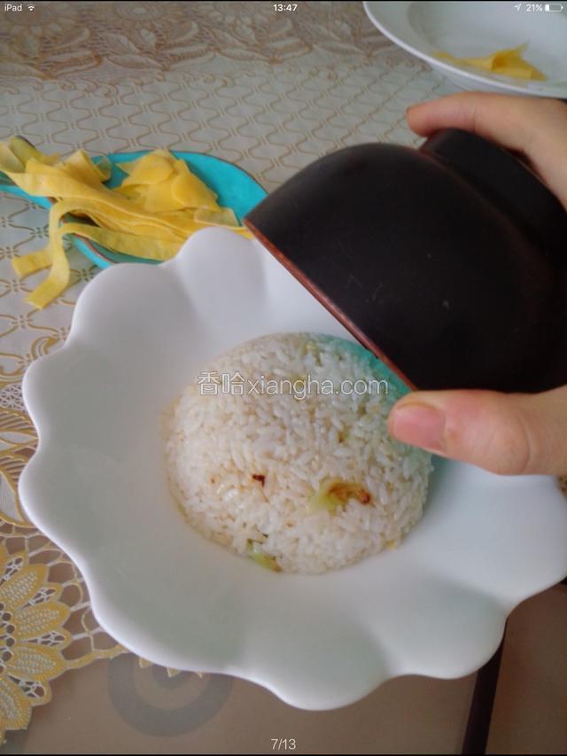 找一个圆底的碗，把米饭压的紧一点 便于倒扣造型