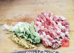 猪肉大葱馅馄饨的做法图解1