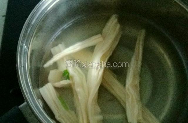 干腐竹温水泡发三十分钟。