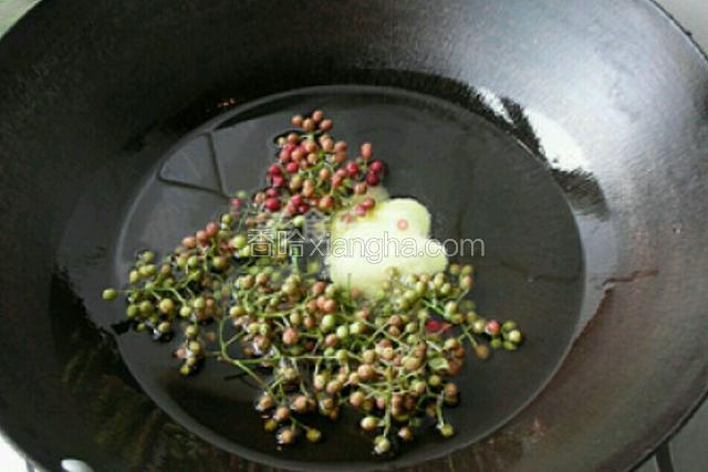 热油下锅，炸一下，辣椒，麻椒。