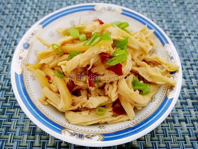 用炸好的，辣椒麻椒，麻椒油，加适量盐，均匀搅拌腐竹丝。