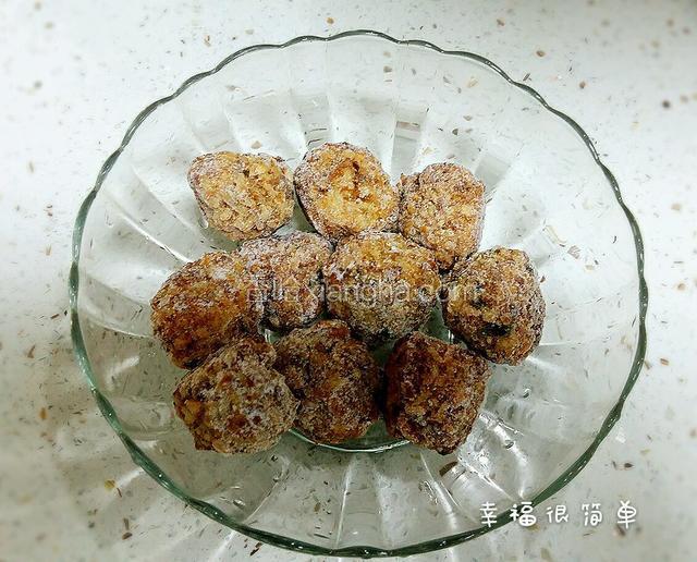 冰箱里取出肉圆。