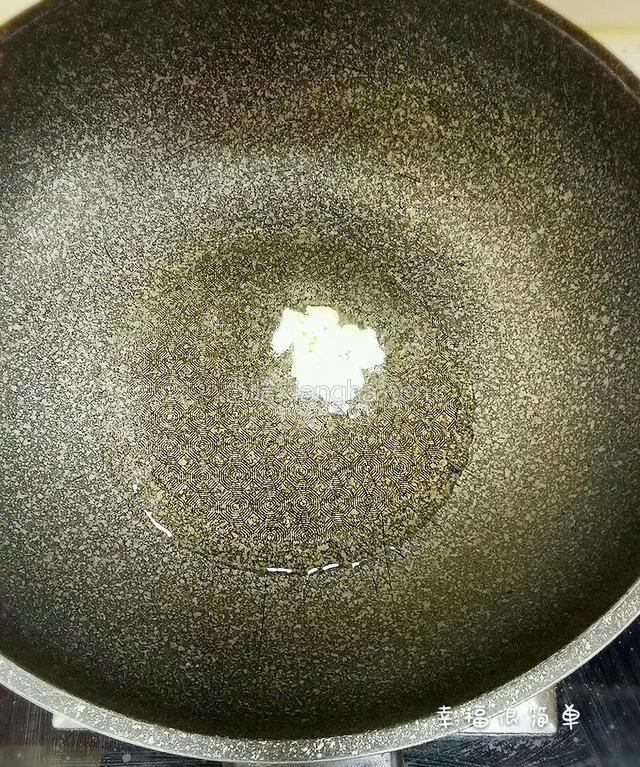 锅中倒入适量清油，生姜拍碎下锅。