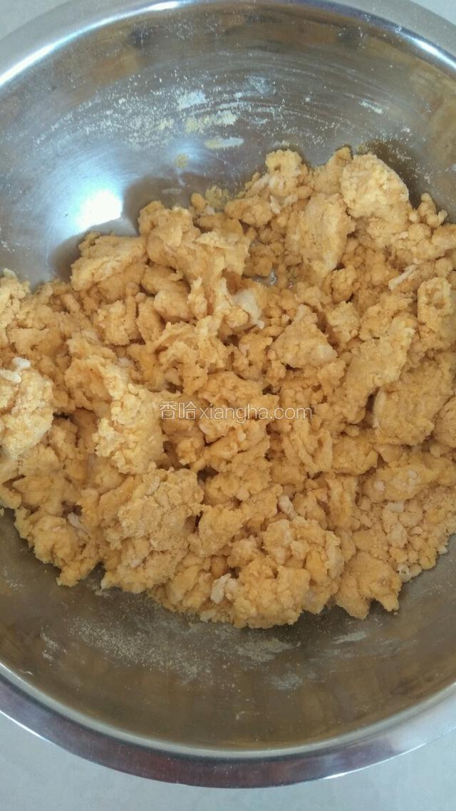 加适量水和少许食用油用筷子搅成絮状。