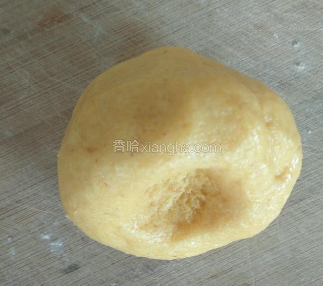 取一小块，放手心，两手搓成圆形，左手拖住圆形，右手拇指放中间伸进去。