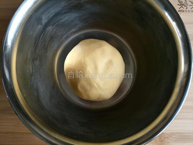 用手揉成光滑的面团