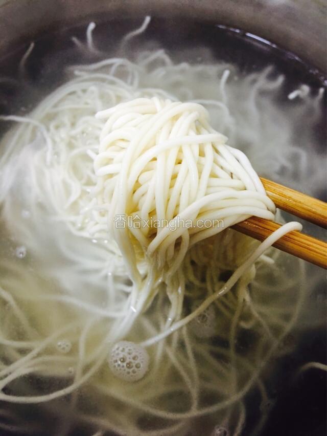 锅中烧开热水，放入盐和油后加入手工面条。