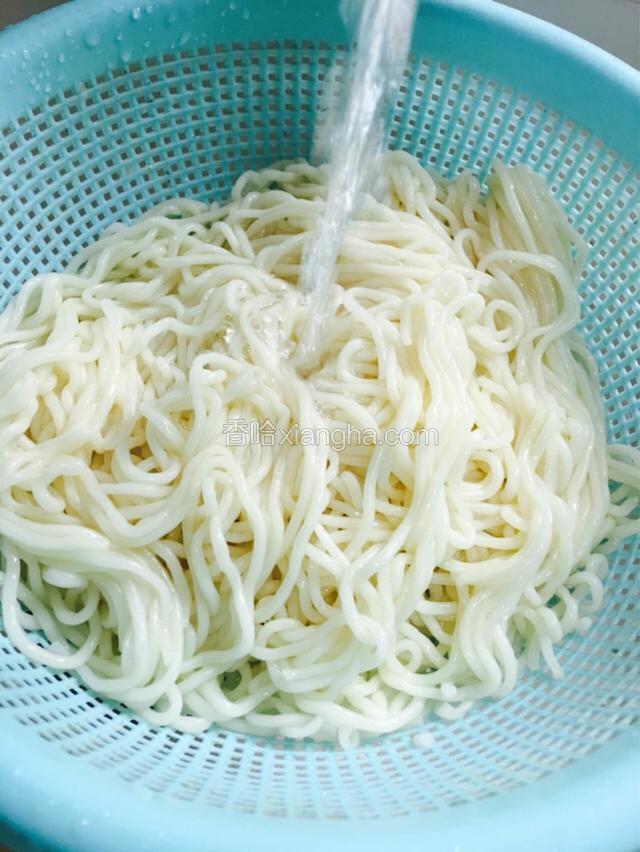 捞出的面条过下冷水。
