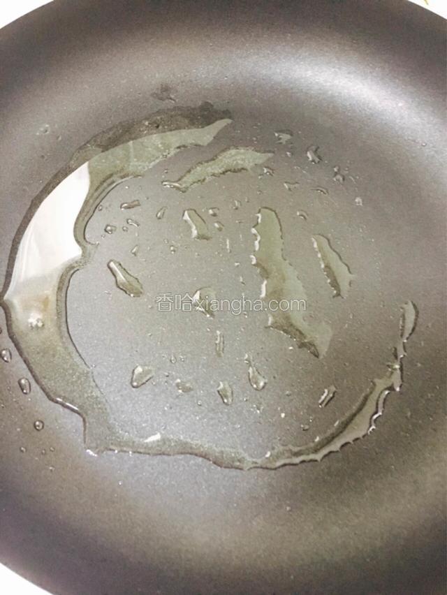 另起一口平底锅，加入少许油烧至六成热。